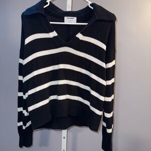 Old Navy Women's Black and White V-Neck Sweater